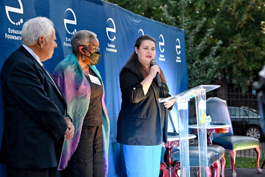 Ambassador Markarova delivers her award acceptance speech as EF Chair Pamela Spratlen and EF Chair Emeritus Jan Kalicki look on.